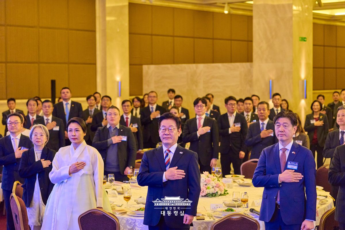 동포 사회의 헌신이 ‘형제의 나라’를 만든 힘입니다  https://www.president.go.kr/president/speeches/ZV8SjJ5U @출처 대통령실 홈페이지 바로가기   ‘형제의 나라’ 튀르키예에서 동포 여러분을 만나 뵙고 인사드리니 오랜만에 가족을 만난 것처럼 반갑고 가슴 따뜻해지는 시간이었습니다.     한국과 튀르키예는 크고 작은 어려움이 있을 때마다 서로의 손을 잡고 함께 비를 맞아왔습니다. 그 상호 연대의 중심에 우리 동포 사회의 헌신이 있습니다.     대한민국의 얼굴이자 외교관으로서, 동포 여러분께서 쌓아온 깊은 우정을 토대로 국방·방산, 원전, 신재생에너지, 문화 교류에 이르기까지 양국 간 협력의 지평은 더욱 넓어질 것입니다.     대한민국은 동포들을 포함해 6,000만 주권자 한 분 한 분의 목소리가 중요한 민주국가입니다. 앞으로도 더 나은 모국의 미래를 위해 적극적인 역할을 해주실 것을 당부드립니다. 조국이 여러분의 든든한 지지자가 되겠습니다.